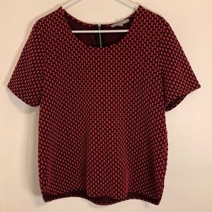 Ladies geometric short sleeve top with slight high low, side slits, size XL